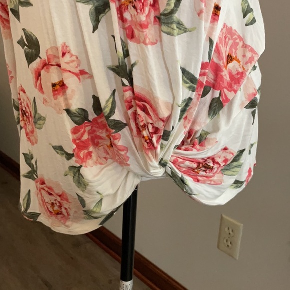 Reborn J Boutique Floral Cold shoulder Tunic. Size L Large. Like new! - Picture 4 of 6